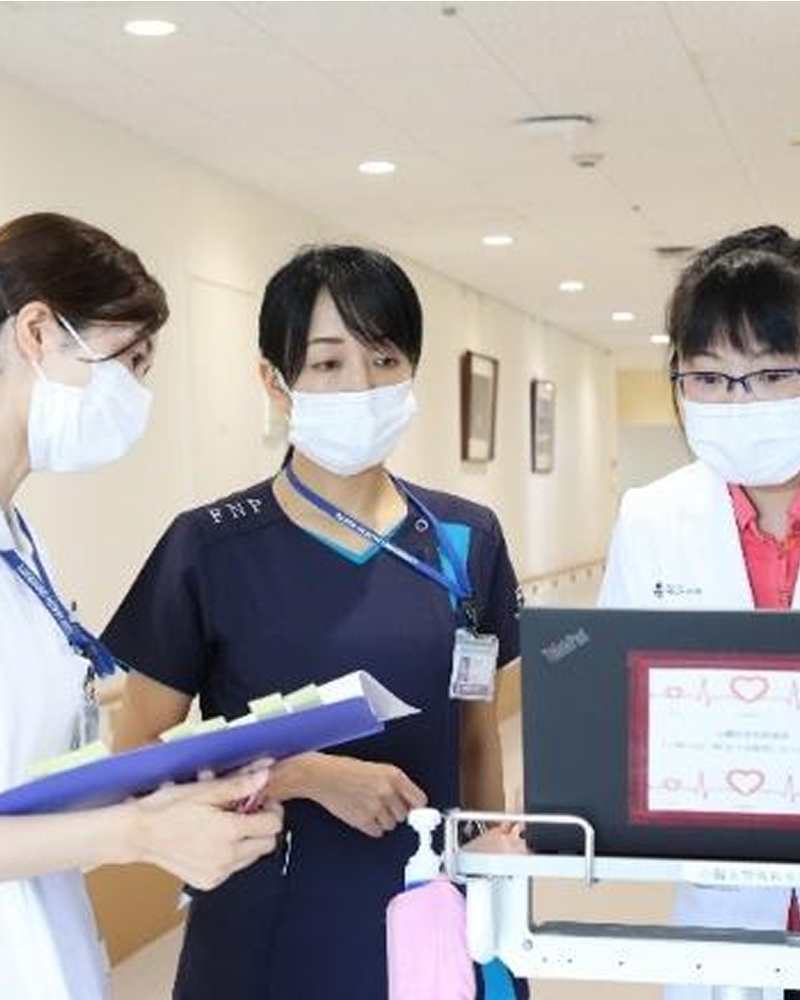 看護師が話し合いをしている画像