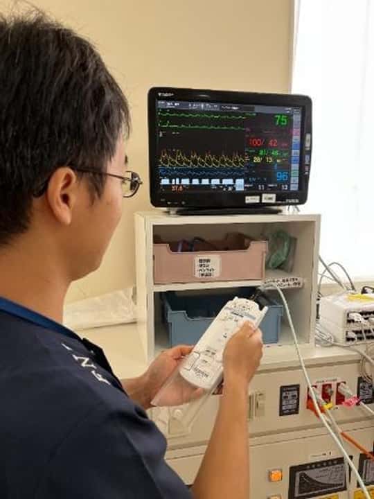 医療機器を操作している画像