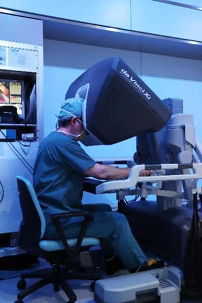 手術支援ロボット「ダ・ヴィンチ」を操作する執刀医