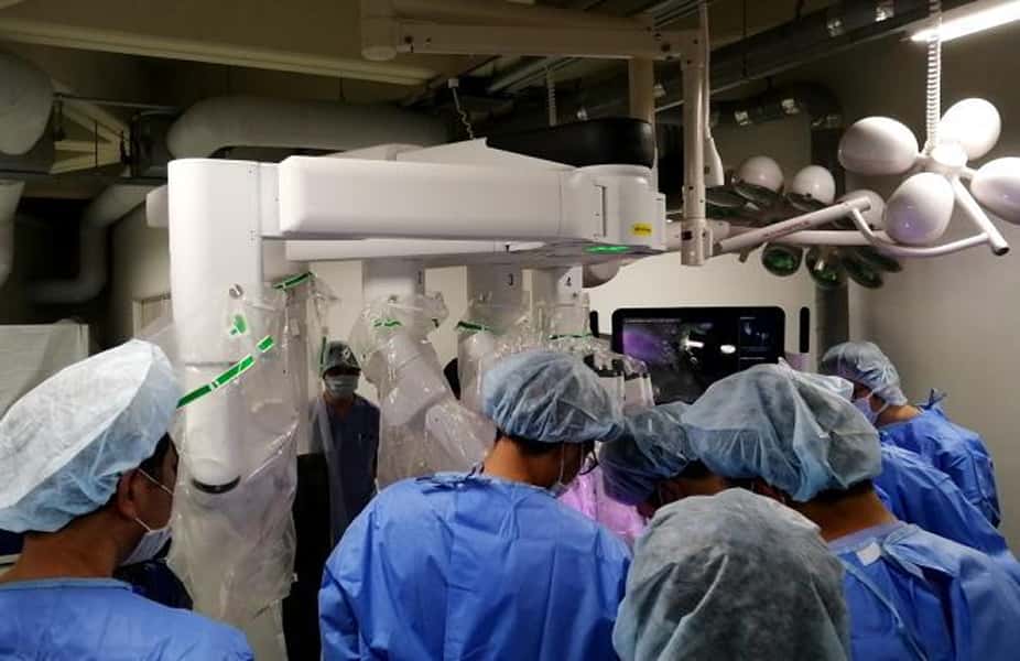 手術支援ロボットを運用する医療スタッフの連携風景