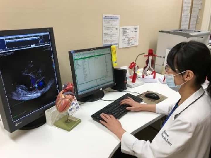 パソコンを操作している医者の画像