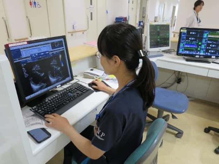 パソコンを操作している看護師の画像