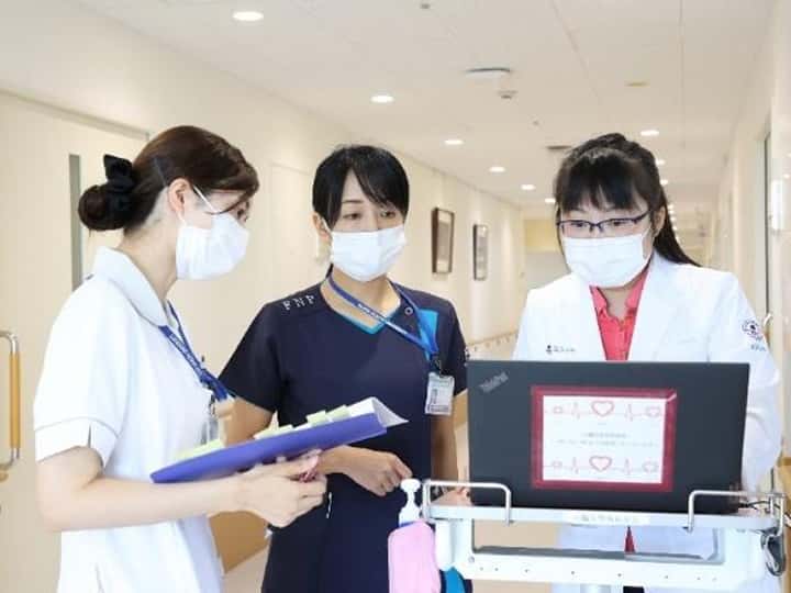 3人で話し合っている画像